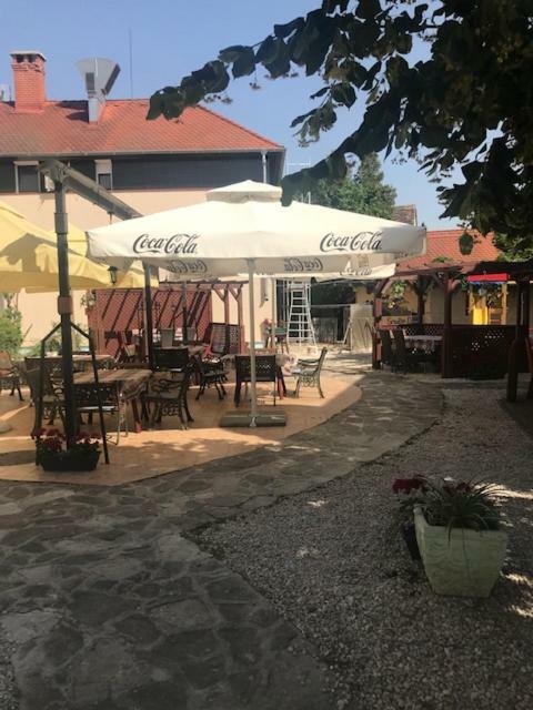 Vadasz Panzio Es Etterem Szombathely Exterior foto